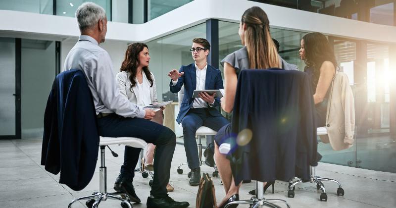 Hình ảnh minh họa một người đang suy nghĩ hoặc đưa ra quyết định liên quan đến việc mua nhà, có thể là cân nhắc giữa các lựa chọn